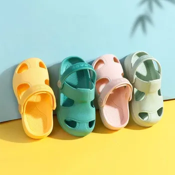 Летняя Новая Детская обувь с отверстиями 2023, Детские красивые нескользящие мягкие сандалии для пола, пляжные сандалии для мальчиков и девочек от 1 до 5 лет